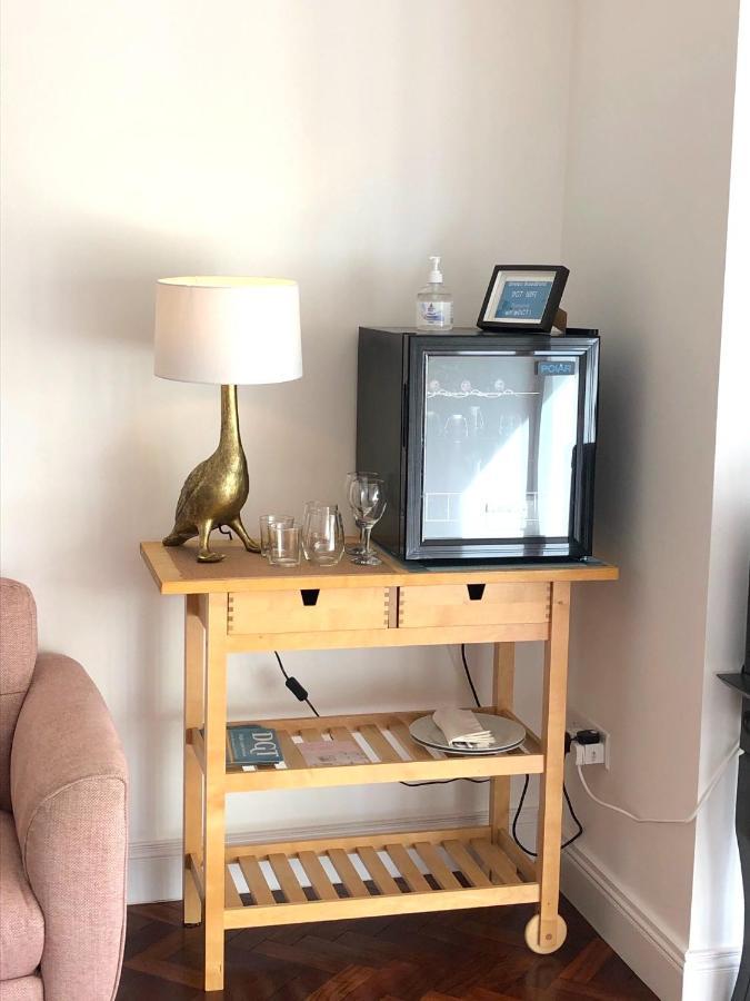 Bed and Breakfast Dingle Garden Townhouse Zewnętrze zdjęcie A mini-fridge in a hotel room