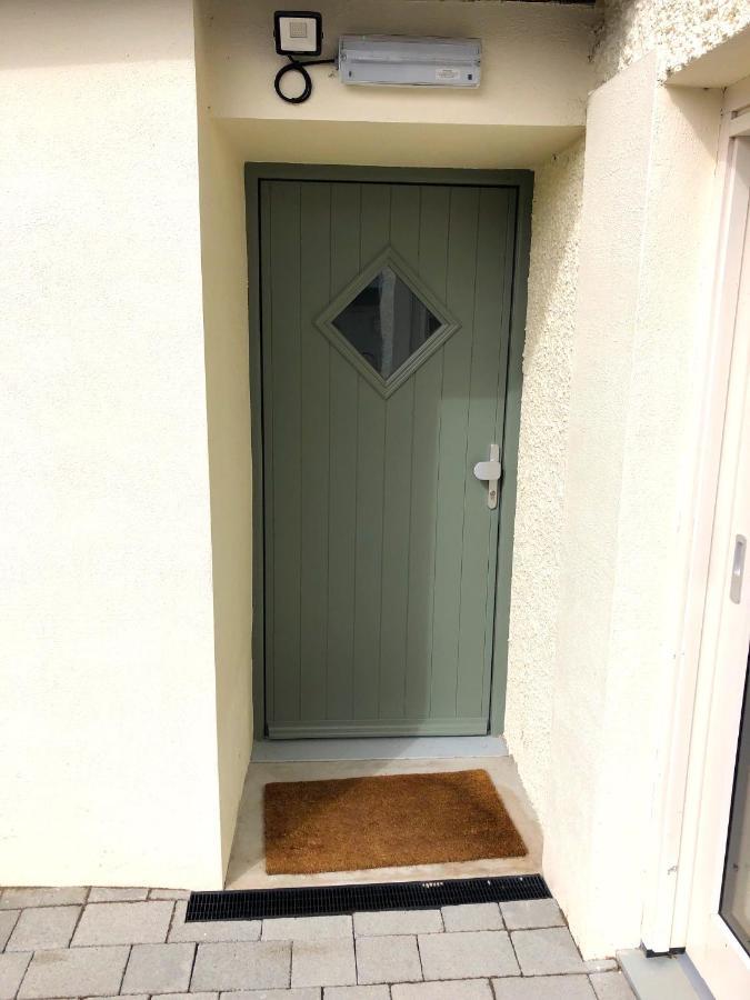 Bed and Breakfast Dingle Garden Townhouse Zewnętrze zdjęcie A composite door