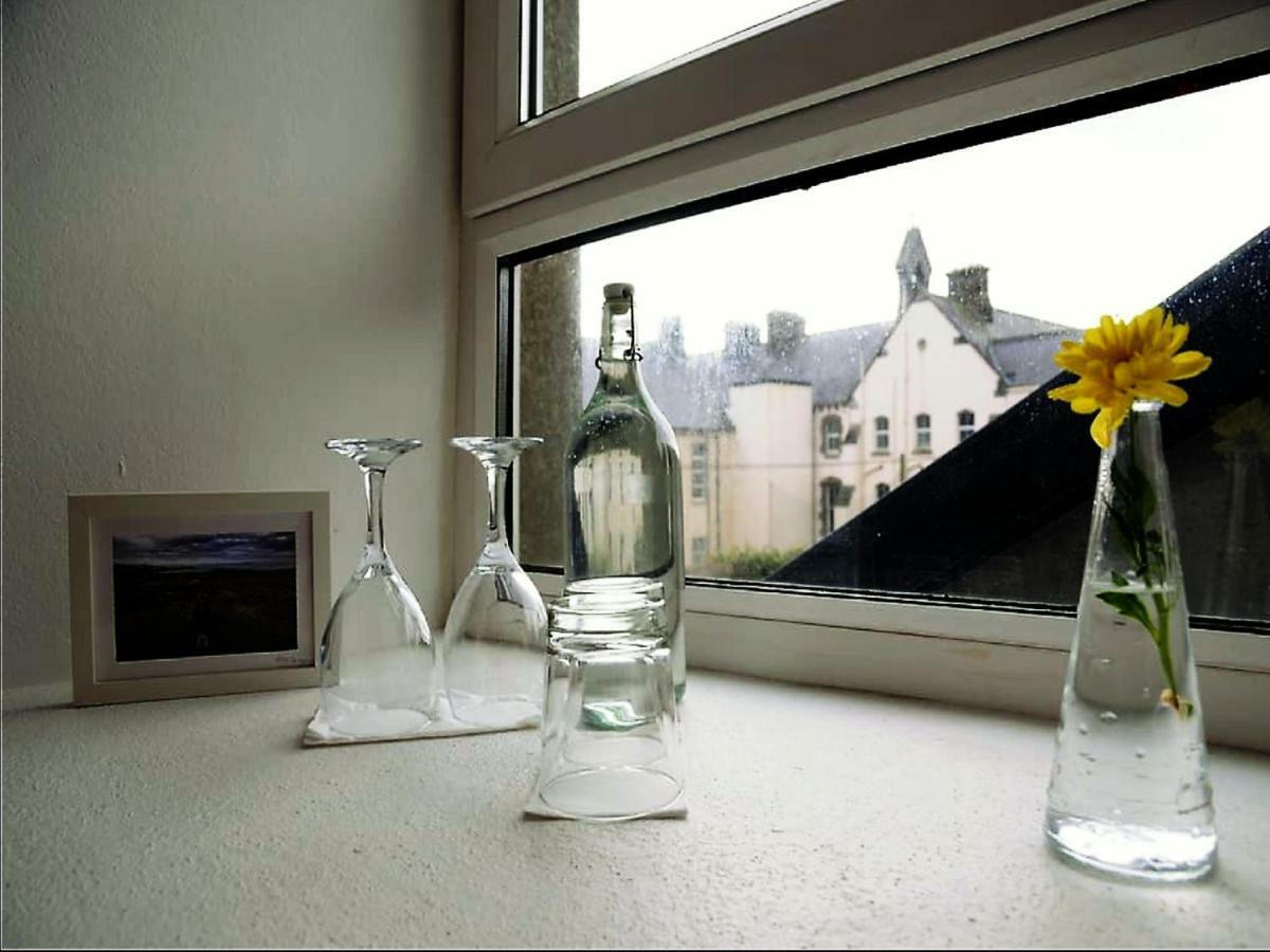 Bed and Breakfast Dingle Garden Townhouse Zewnętrze zdjęcie A windowsill