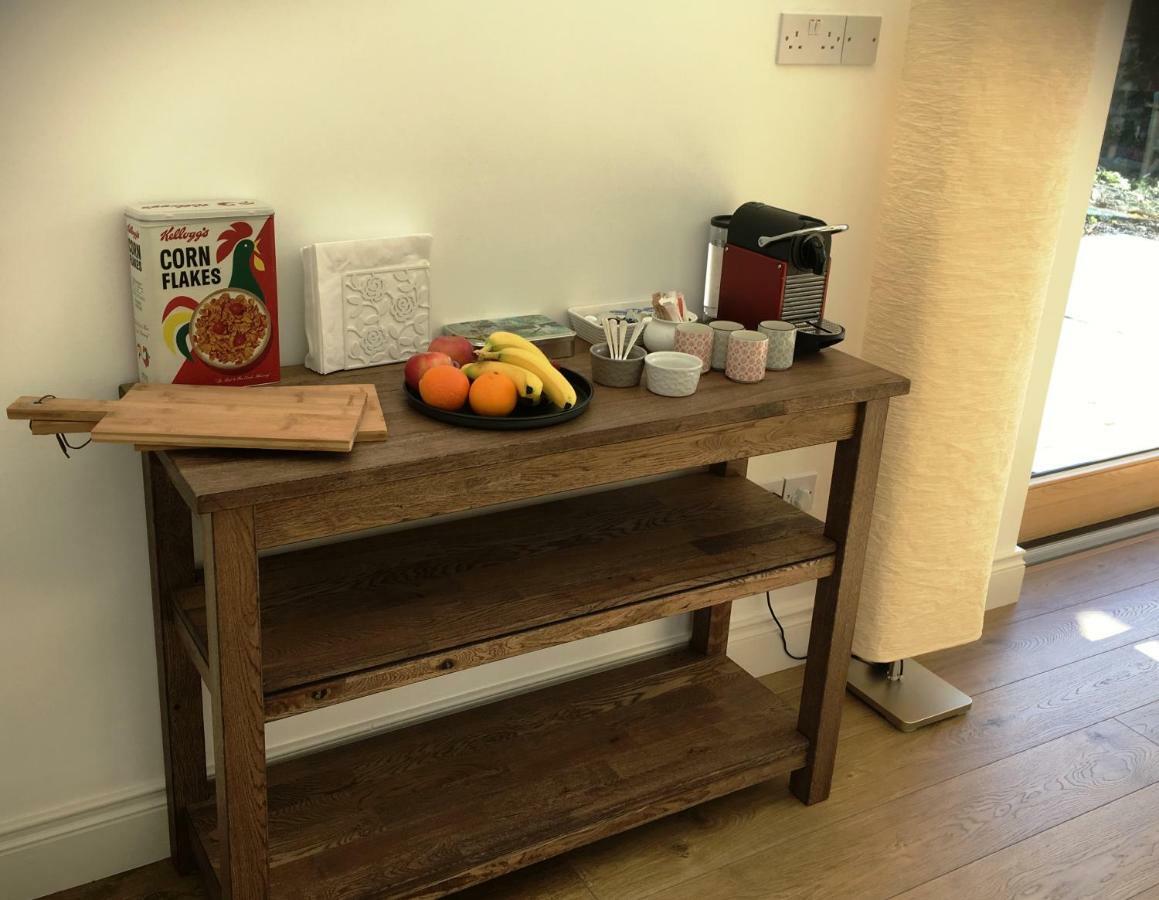 Bed and Breakfast Dingle Garden Townhouse Zewnętrze zdjęcie A coffee table with a coffee machine