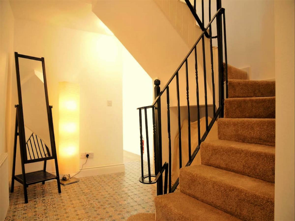 Bed and Breakfast Dingle Garden Townhouse Zewnętrze zdjęcie A staircase with a handrail