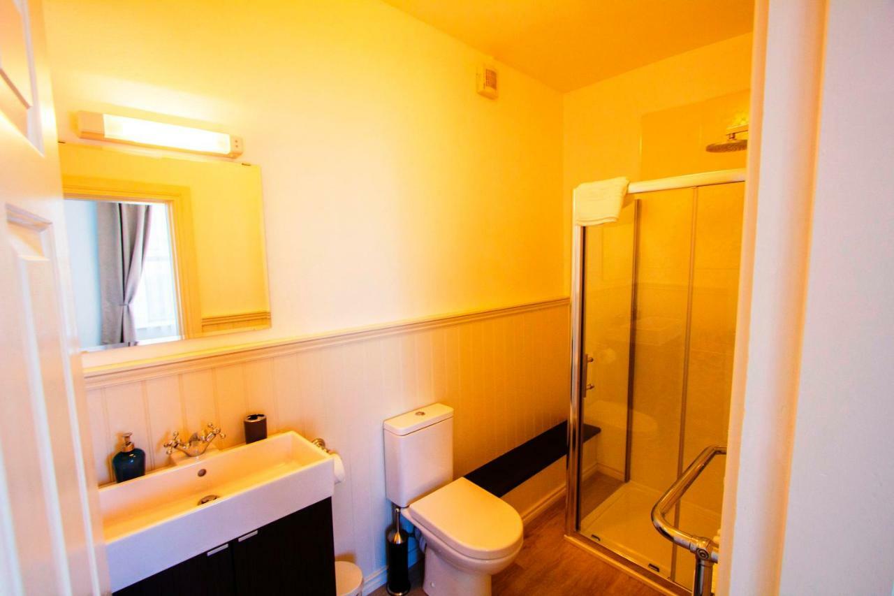 Bed and Breakfast Dingle Garden Townhouse Zewnętrze zdjęcie A typical bathroom in a student house